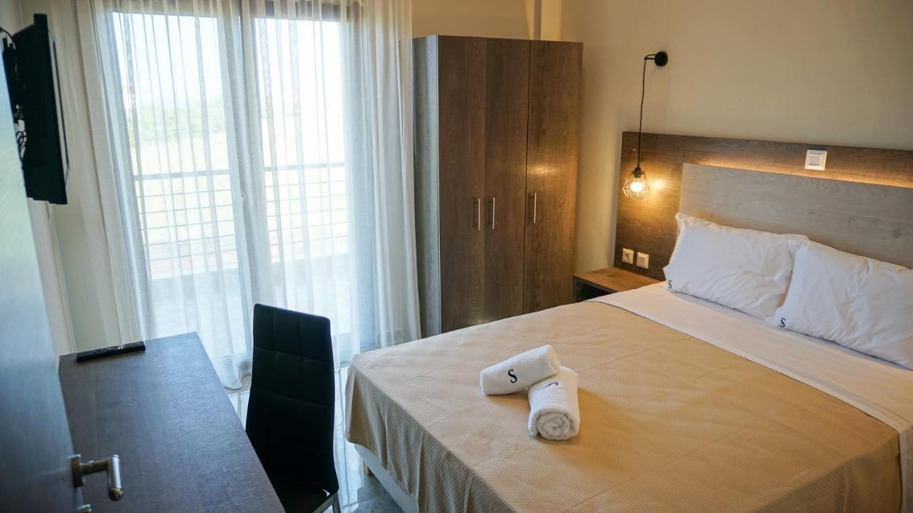Sinodinos Deluxe Apartments อาฟิโตส ภายนอก รูปภาพ