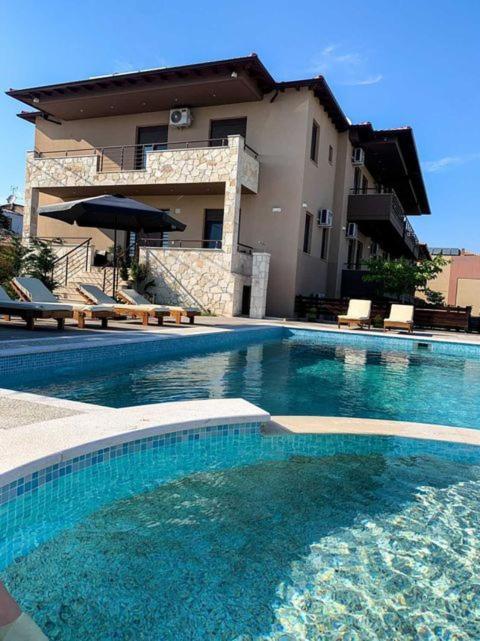 Sinodinos Deluxe Apartments อาฟิโตส ภายนอก รูปภาพ