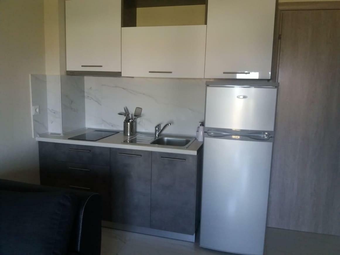 Sinodinos Deluxe Apartments อาฟิโตส ภายนอก รูปภาพ
